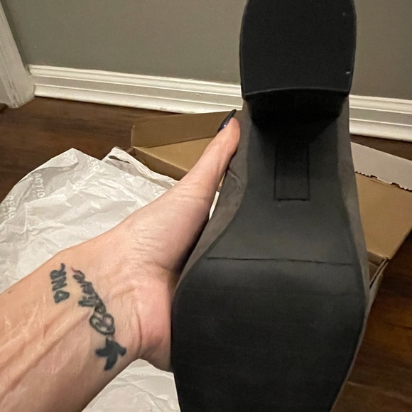 Reaction by Kenneth Cole.Size8.5, Tall gray boot w heel. NWT. - Picture 5 of 8